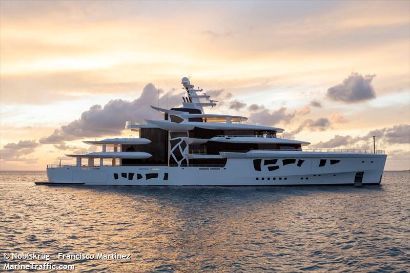 Yacht, a Siracusa è arrivato Artefact, lungo 80 metri