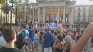 Cento No Vax protestano a Palermo, assembrati