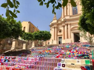 La coperta delle mamme avvolge la scalinata di San Giovanni a Modica