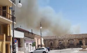 Gli incendi arrivano nel Ragusano: fiamme vicino Vittoria VIDEO