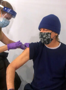 Paul McCartney si è vaccinato: "Fatelo anche voi