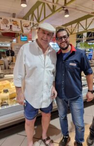 Gerry Scotti è tornato in vacanza a Scicli