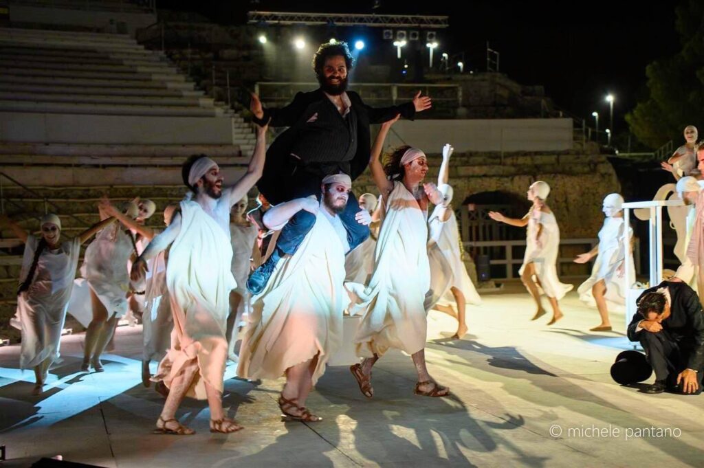 A Teatro Greco di Siracusa Le Nuvole, sobrie ed eleganti