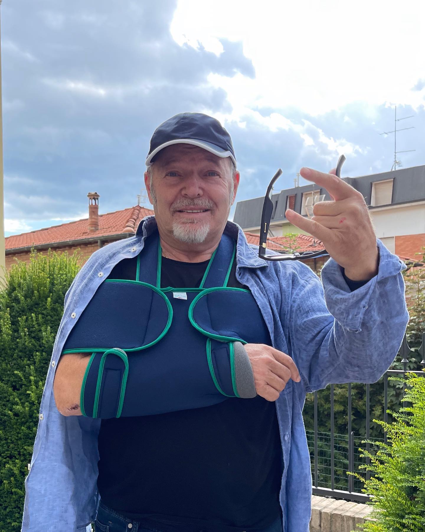 Vasco Rossi incidente: cade dalla bici e si lussa una spalla
