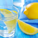 I 5 benefici di bere acqua e limone ogni giorno che non conosci