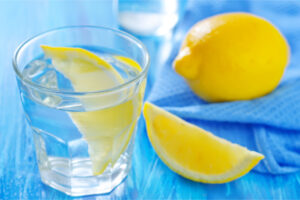 I 5 benefici di bere acqua e limone ogni giorno che non conosci