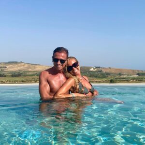 Federica Panicucci e compagno in Sicilia, per stare in piscina VIDEO