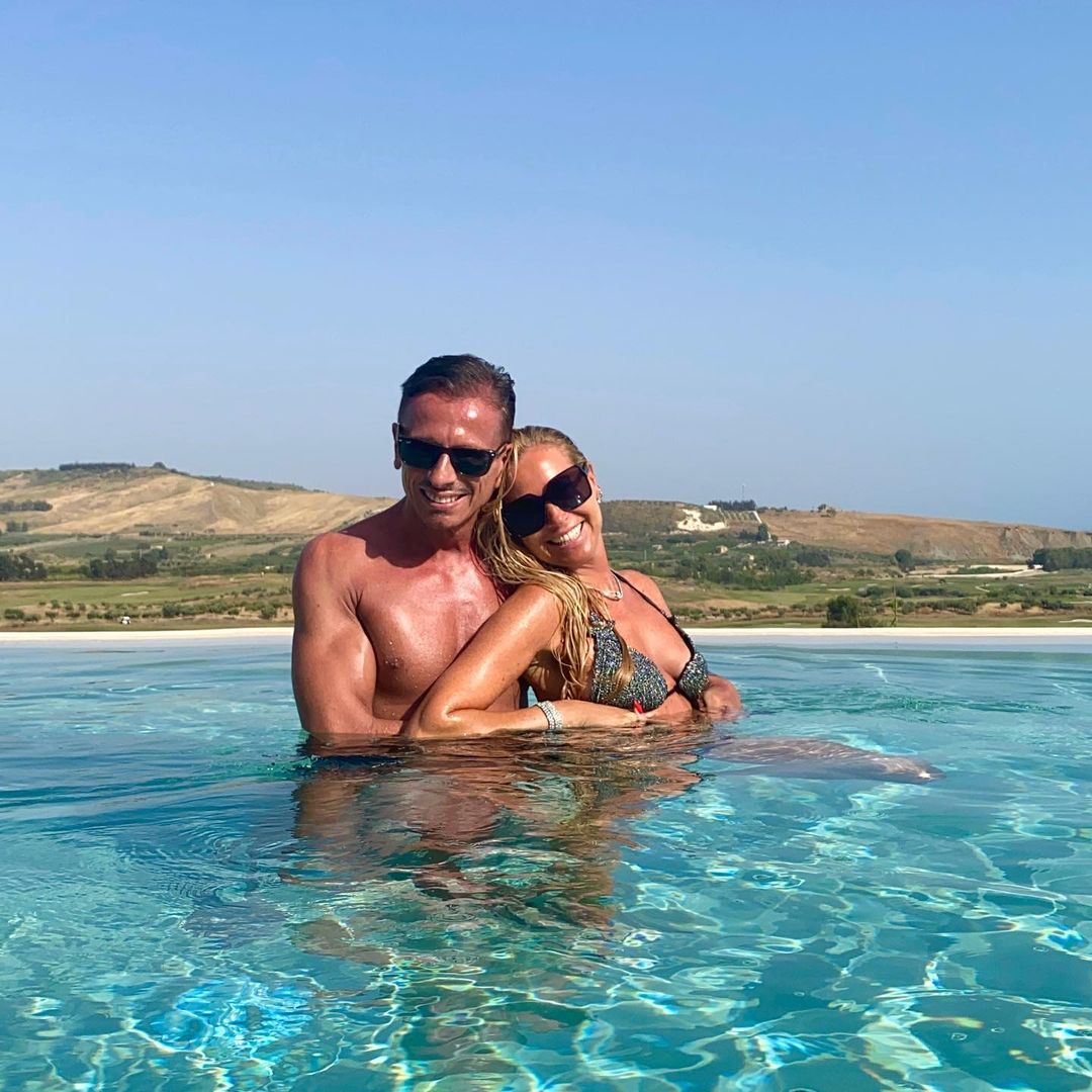 Federica Panicucci e compagno in Sicilia, per stare in piscina VIDEO