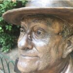 Rubati gli occhiali alla statua di Lucio Dalla