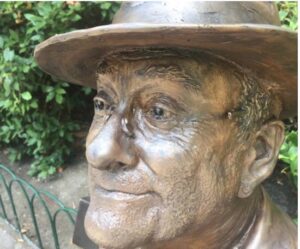 Rubati gli occhiali alla statua di Lucio Dalla
