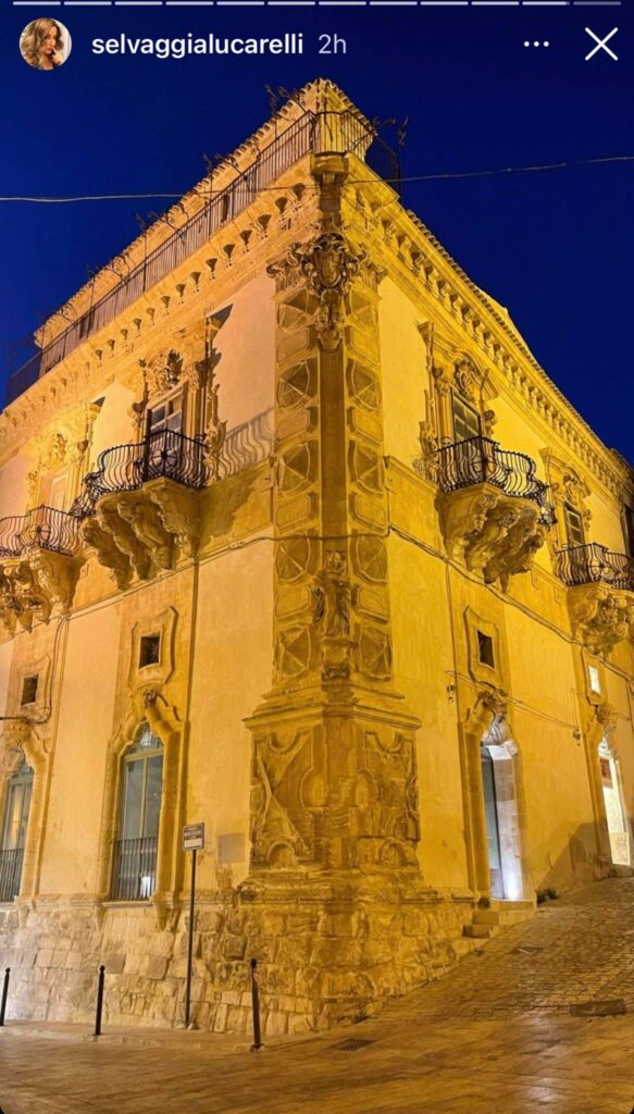 Selvaggia Lucarelli e famiglia a spasso per Scicli