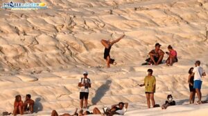 Altro che divieto, la Scala dei Turchi invasa dai turisti