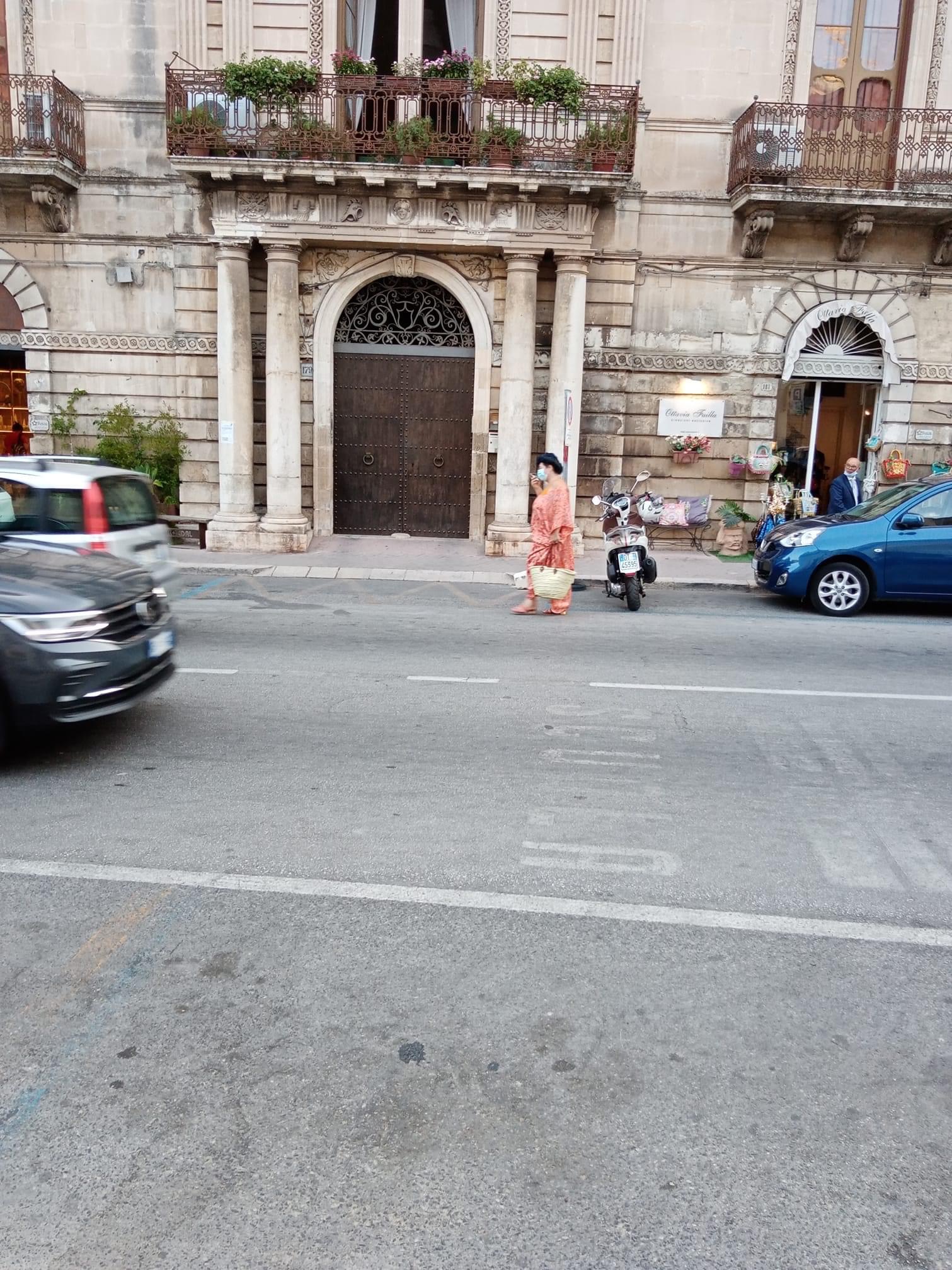 Marisa Laurito a spasso per Modica