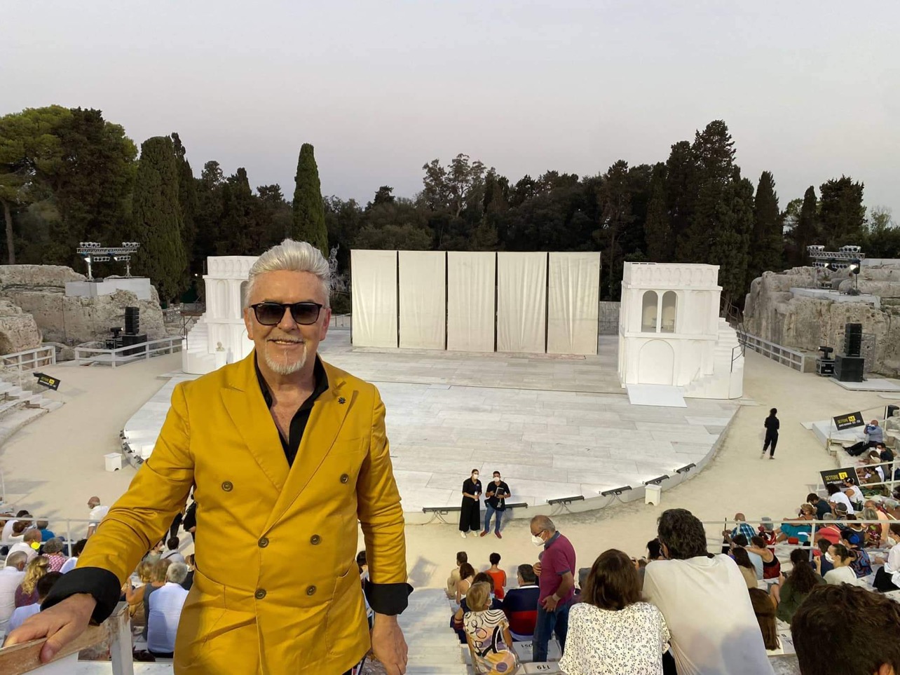 Alviero Martini spettatore al Teatro Greco di Siracusa