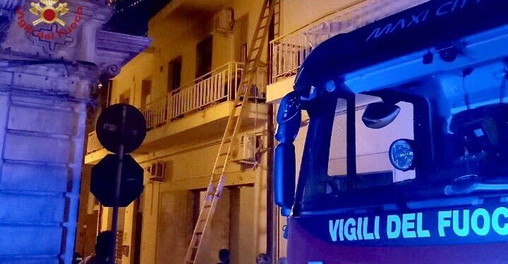 A fuoco un appartamento di Ispica, residenti fuggono sul balcone