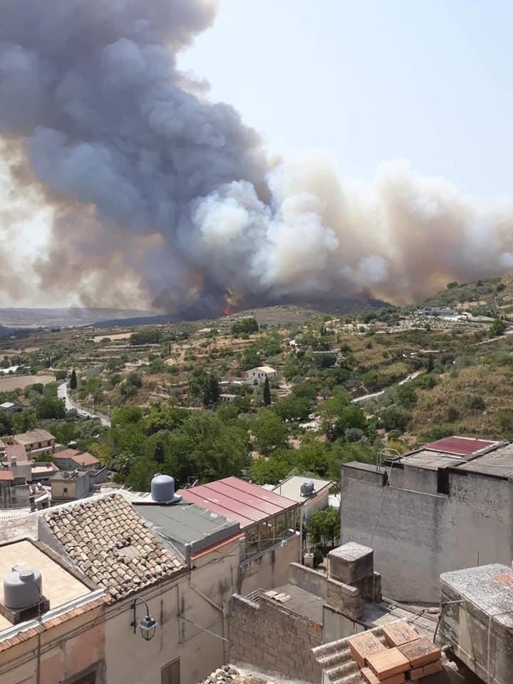 Incendio a Calaforno, tra Monterosso e Giarratana. VIDEO