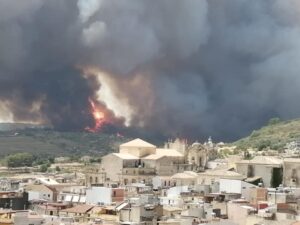 In cendio a Calaforno, evacuaote alcune case a Giarratana