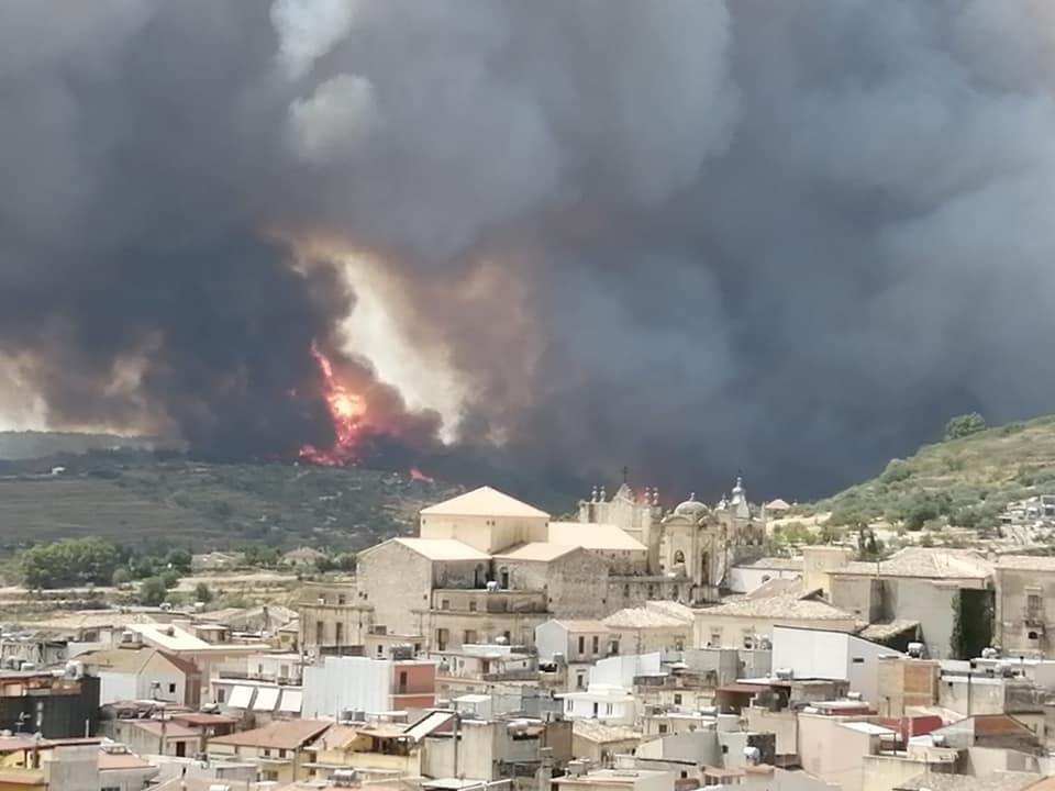 Incendio a Calaforno, evacuate alcune case a Giarratana