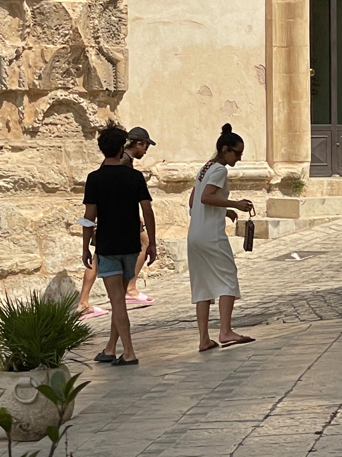 Levante in ciabatte davanti al barocco Unesco di Scicli