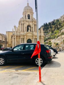 Altro che scalini posticci e Micenci, Scicli è il foulard a San Bartolomeo!