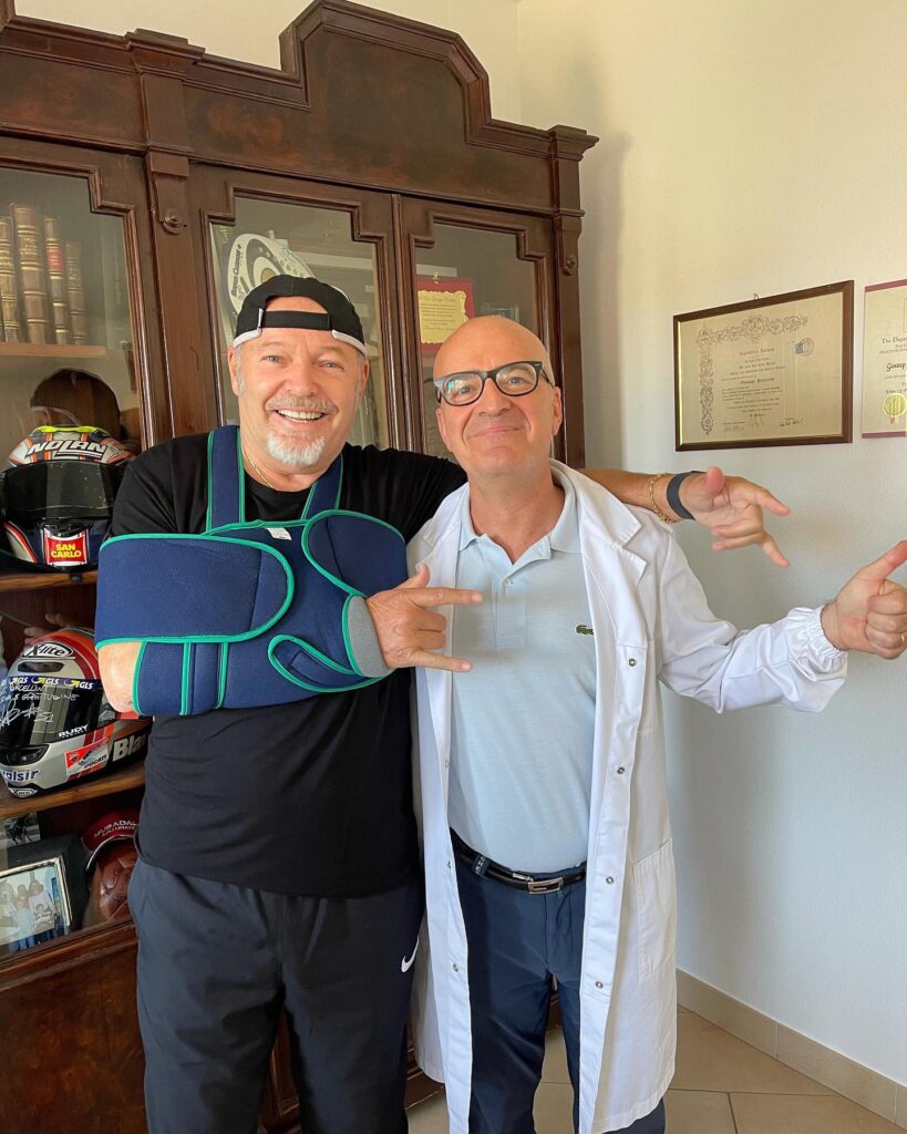 Vasco Rossi col tutore al braccio: "Sto guarendo"