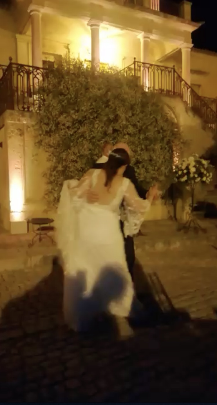 In Sicilia il nonno balla con la sposa al trattenimento di nozze. VIDEO