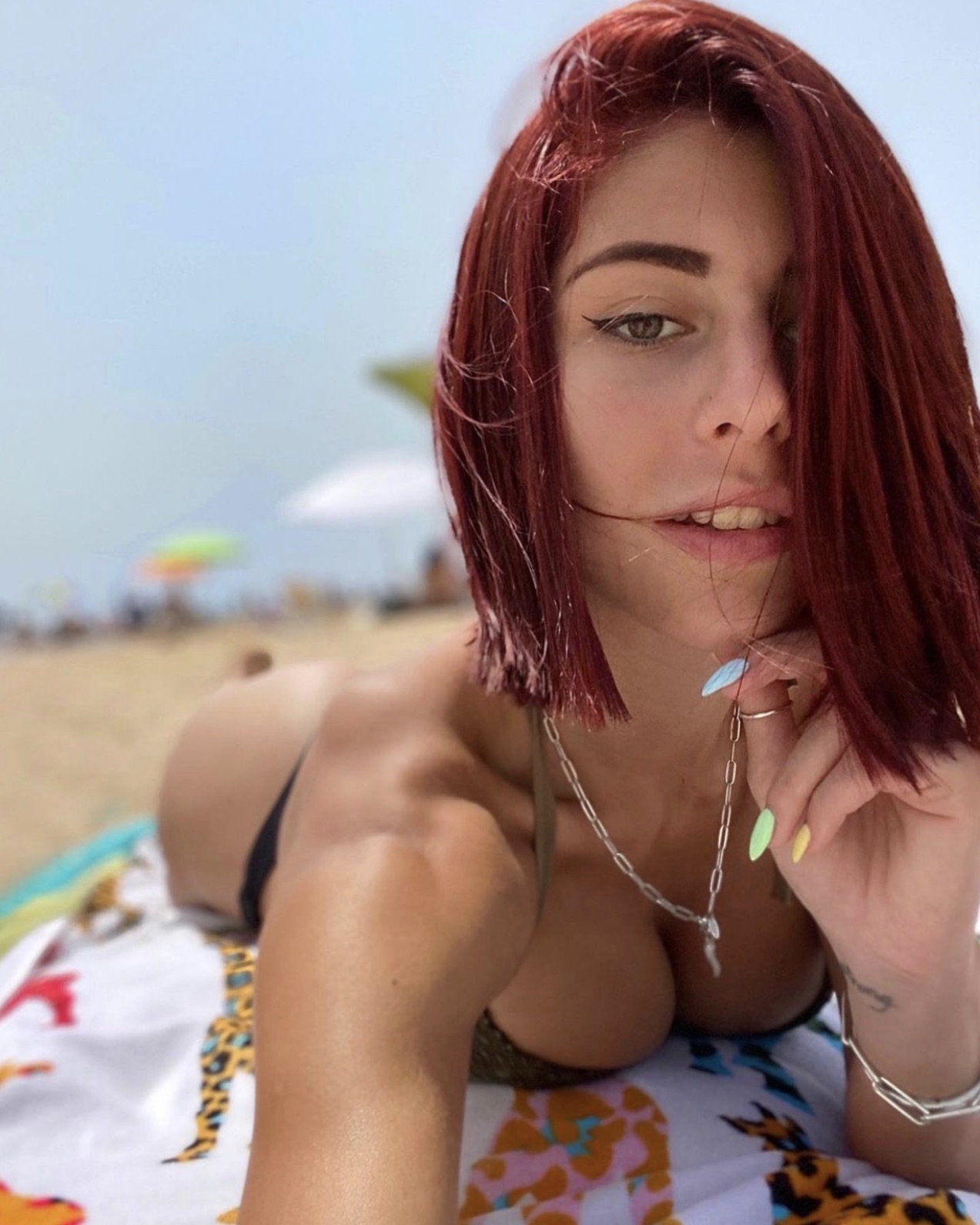L’influencer Carolina Dallari in spiaggia a Micenci a Donnalucata. FOTO