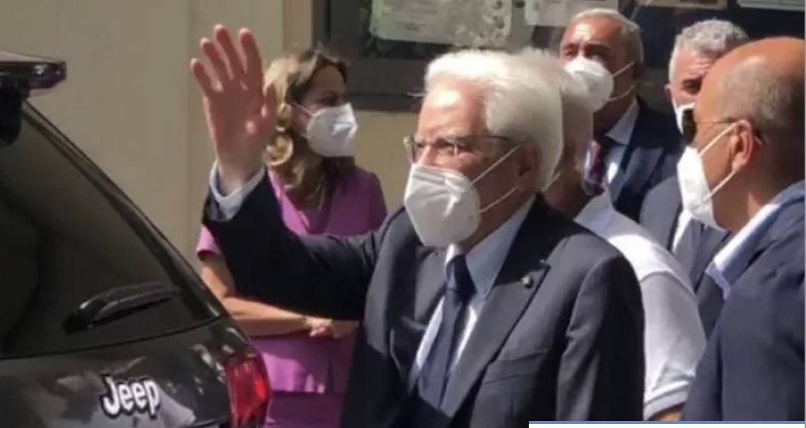 Mattarella ad Alghero, in quarta fila in chiesa. FOTO