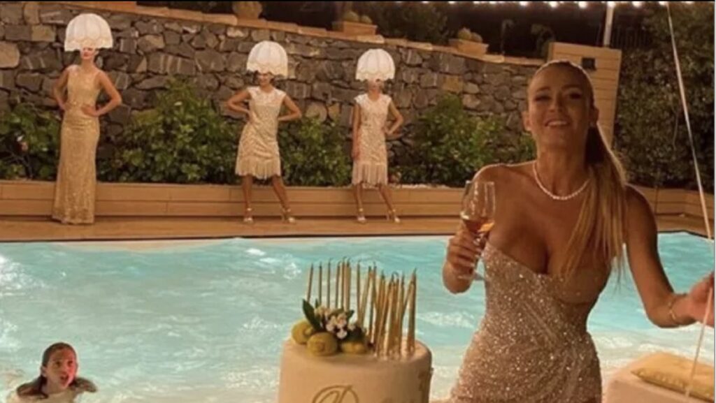 Diletta Leotta festeggia 30 anni con le donne che fanno il lampadario