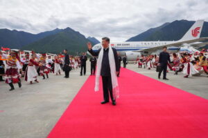 Cina: Xi contro i redditi 'eccessivi', ricchi diano di piÃ¹