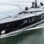 Yacht, Okto, la Ferrari del mare, alle Eolie