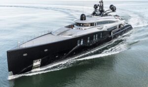 Yacht, Okto, la Ferrari del mare, alle Eolie