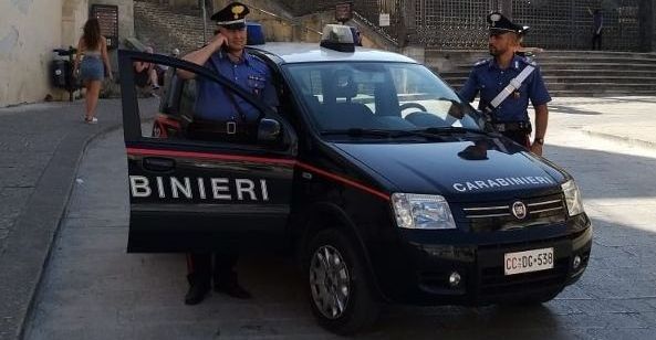 Vittoria, tenta il suicidio dal cavalcavia: salvato dai carabinieri