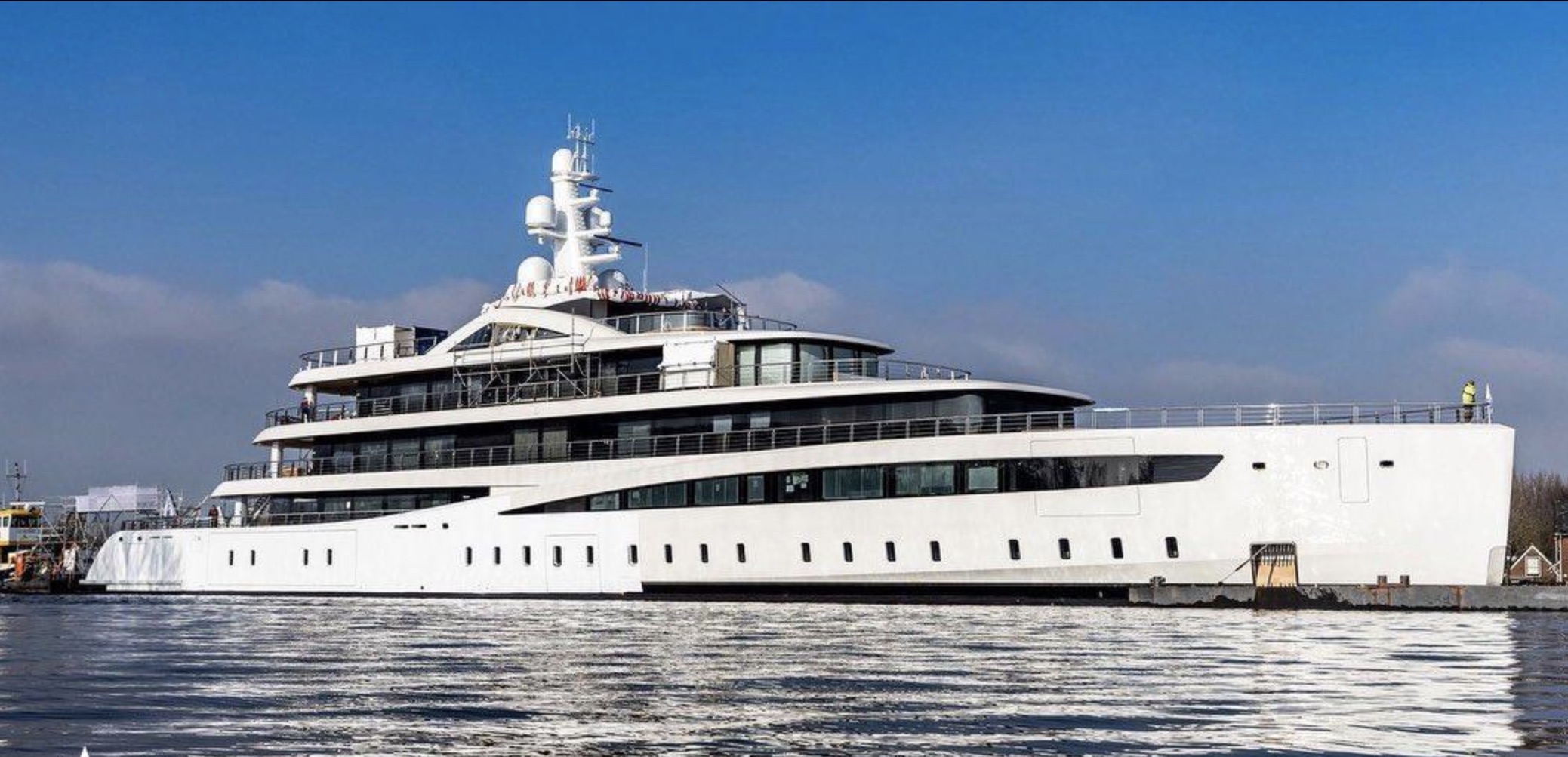 Yacht, il Viva, lungo 94 metri, a propulsione ibrida, alle Eolie. FOTO. VD