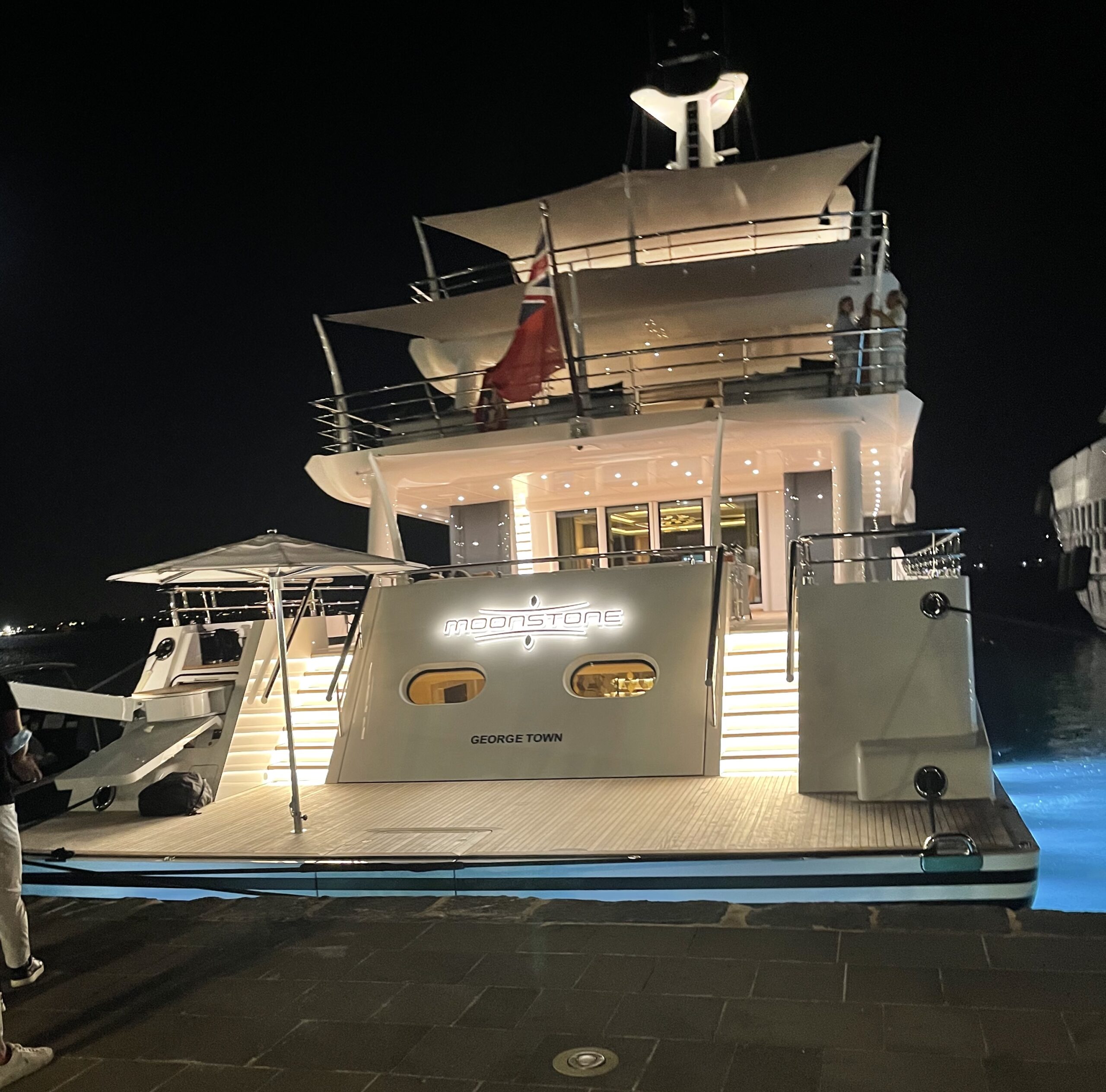 Lo yacht Moonstone, lungo 60 metri, ormeggiato in Ortigia