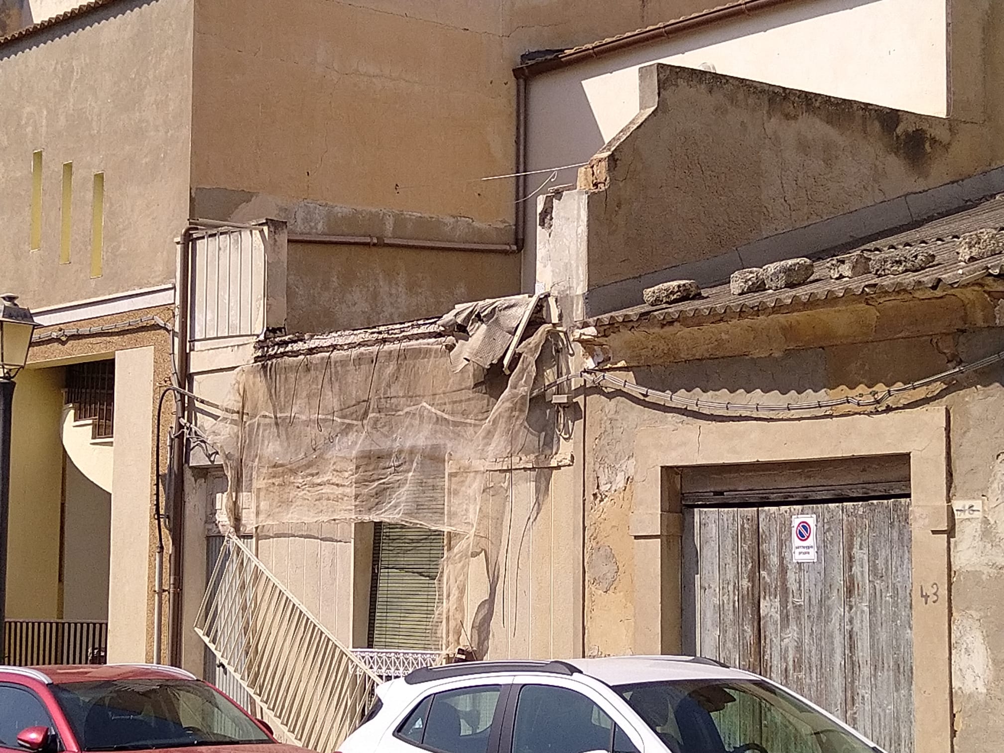 Crolla un balcone a Scoglitti