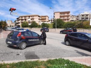 Ruba un'auto a Noto e va al supermercato ad Avola