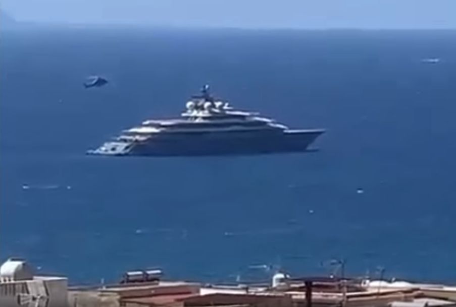 Jeff Bezos in elicottero sullo yacht da 3,5 mln a settimana VIDEO