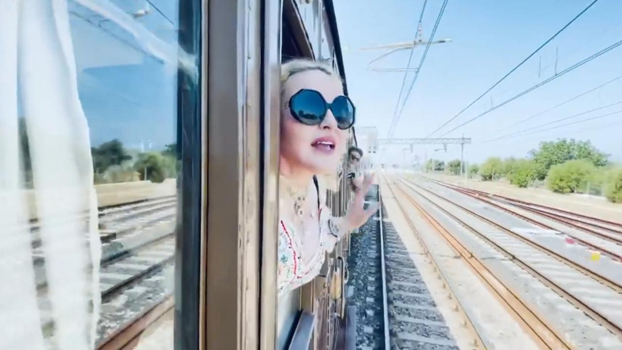 Madonna saluta la Puglia a bordo di un treno storico: “Ciao Italia”