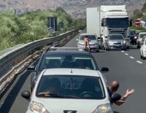 Si getta nudo sopra una macchina sulla Catania-Siracusa VIDEO