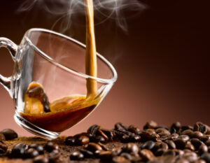 Cosa succede al nostro corpo quando smettiamo di bere caffeina?