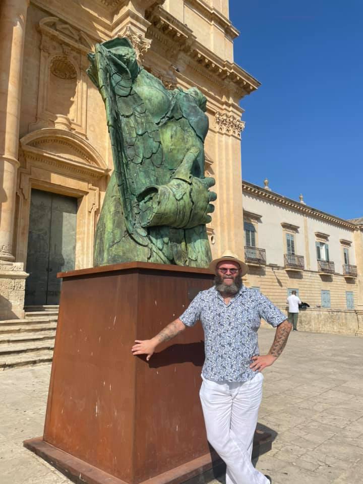 Darko Peric, l’attore della “Casa di Carta”, in vacanza a Noto