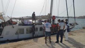 Migranti: veliero Nadir approda a Lampedusa