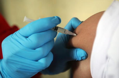 Vaccini: Cina, 2 mld dosi somministrate, immuni in 889 mln