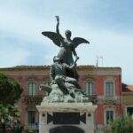 Acate maglia nera con Vittoria e Comiso
