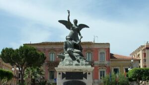 Acate maglia nera con Vittoria e Comiso