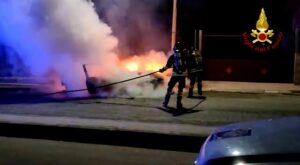 A fuoco un'auto a Santa Croce