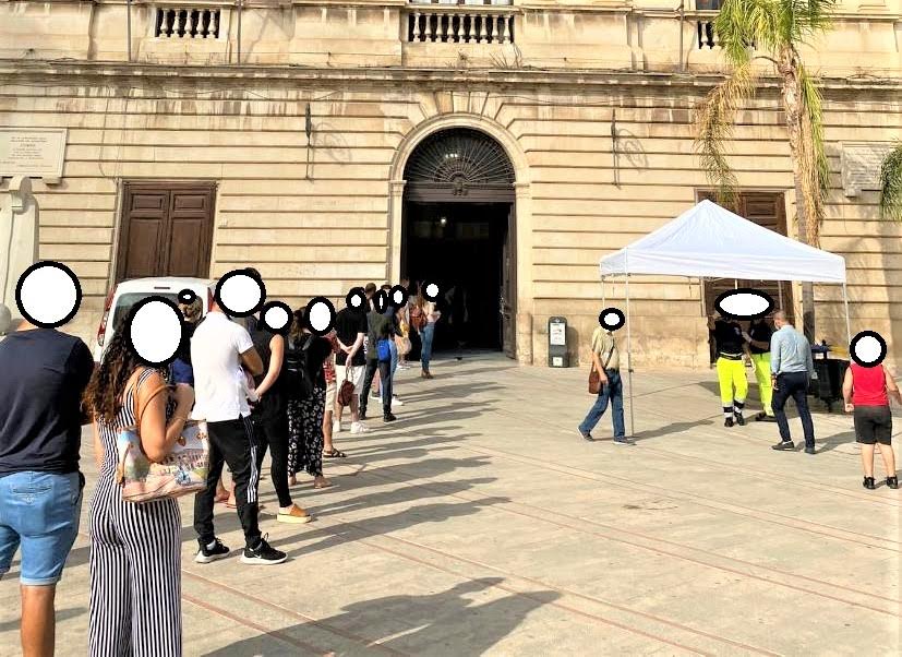 I comisani, dopo la zona arancione, si svegliano (e si vaccinano)