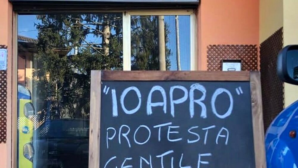 Comiso, protesta contro zona arancione, multa a un ristoratore