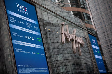 Borsa: Hong Kong negativa, apre a -0,39%